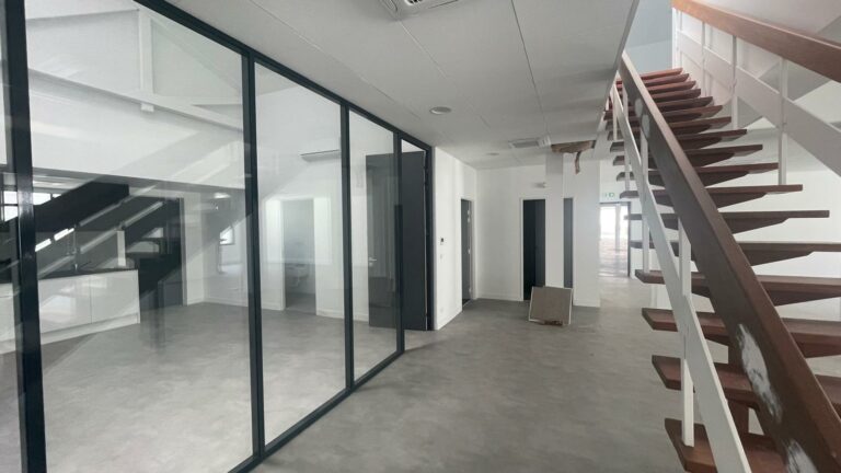 Réf : Site Hangar / Parking / Plateau / Bureaux 9301 79 IMG 20240718 WA00081