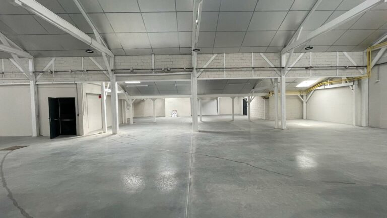 Réf : Site Hangar / Parking / Plateau / Bureaux 9301 78 IMG 20240718 WA00091