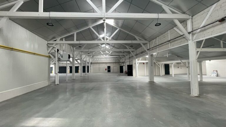 Réf : Site Hangar / Parking / Plateau / Bureaux 9301 72 IMG 20240718 WA00161