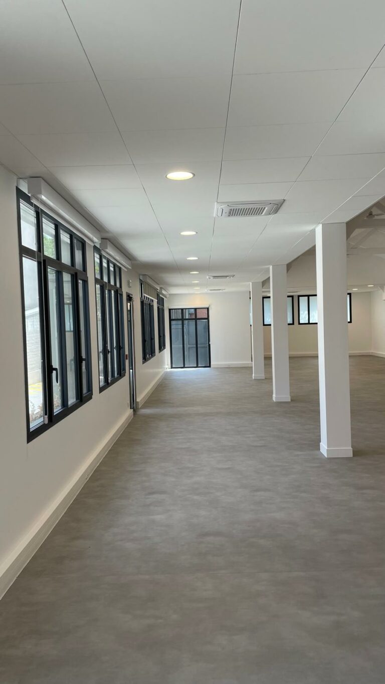 Réf : Site Hangar / Parking / Plateau / Bureaux 9301 83 IMG 20240718 WA00231