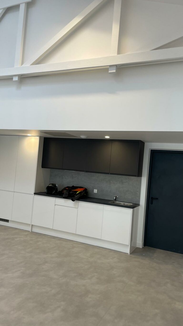 Réf : Site Hangar / Parking / Plateau / Bureaux 9301 84 IMG 20240718 WA00261