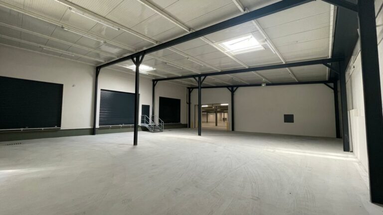 Réf : Site Hangar / Parking / Plateau / Bureaux 9301 59 IMG 20240718 WA00391