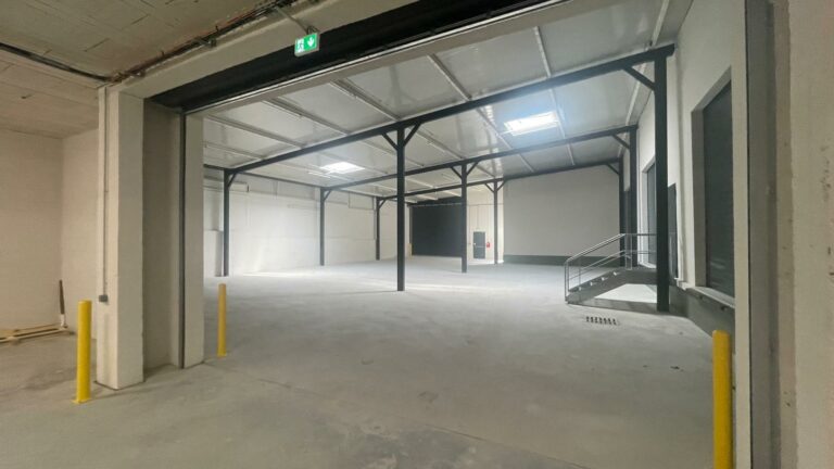 Réf : Site Hangar / Parking / Plateau / Bureaux 9301 56 IMG 20240718 WA00421