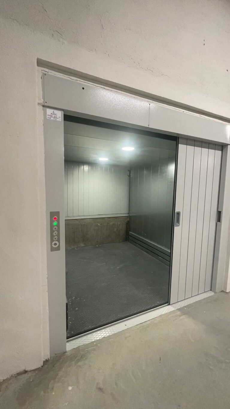 Réf : Site Hangar / Parking / Plateau / Bureaux 9301 52 IMG 20240718 WA00461