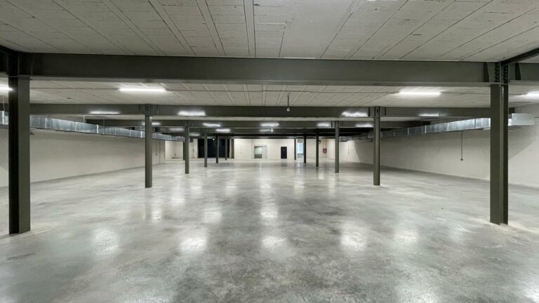 Réf : Site Hangar / Parking / Plateau / Bureaux 9301 51 IMG 20240718 WA00501