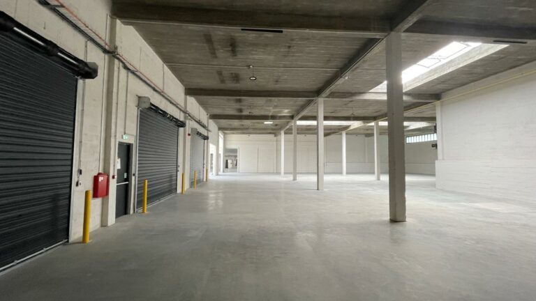 Réf : Site Hangar / Parking / Plateau / Bureaux 9301 38 IMG 20240718 WA00671