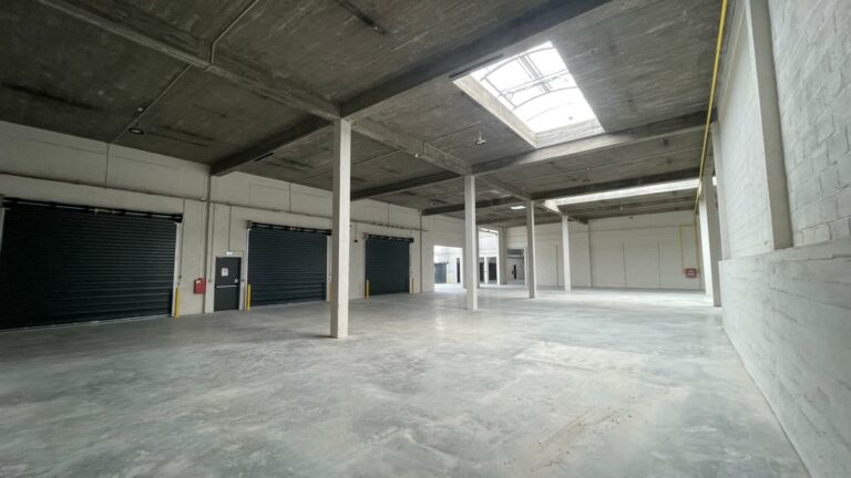 Réf : Site Hangar / Parking / Plateau / Bureaux 9301 37 IMG 20240718 WA00681
