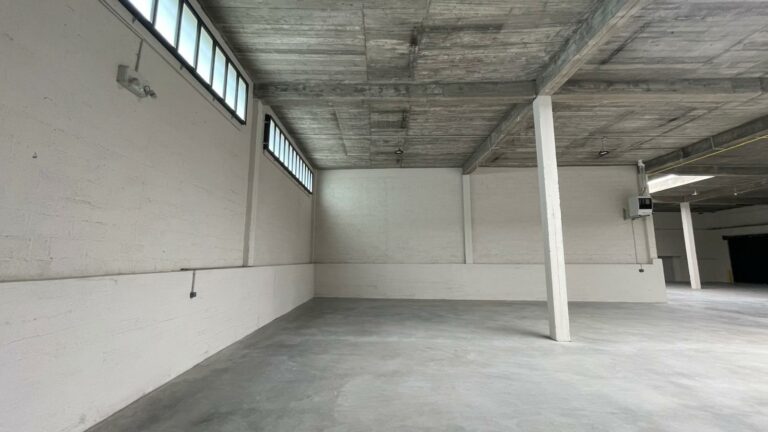 Réf : Site Hangar / Parking / Plateau / Bureaux 9301 35 IMG 20240718 WA00701