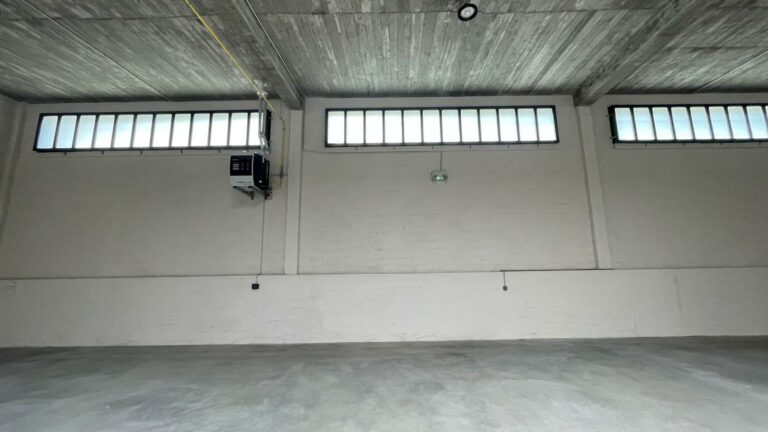 Réf : Site Hangar / Parking / Plateau / Bureaux 9301 34 IMG 20240718 WA00711