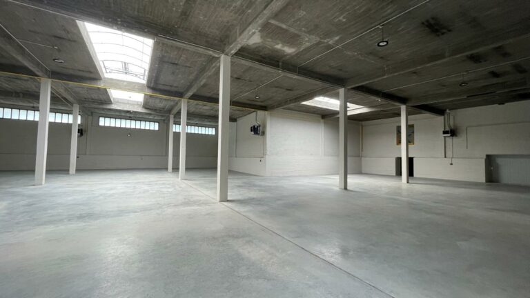 Réf : Site Hangar / Parking / Plateau / Bureaux 9301 33 IMG 20240718 WA00721
