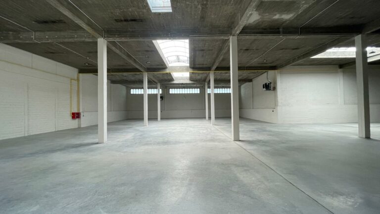Réf : Site Hangar / Parking / Plateau / Bureaux 9301 32 IMG 20240718 WA00731