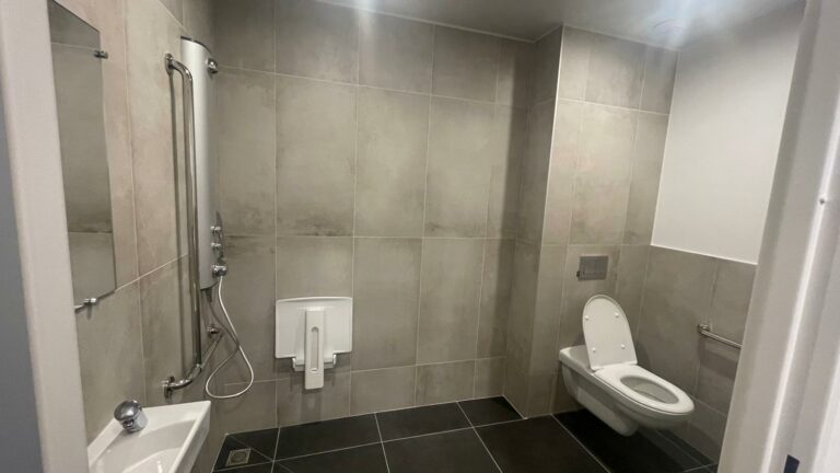 Réf : Site Hangar / Parking / Plateau / Bureaux 9301 31 IMG 20240718 WA00741