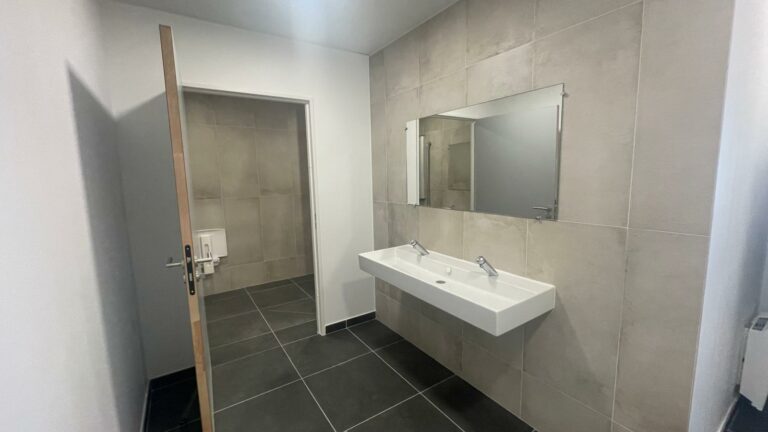 Réf : Site Hangar / Parking / Plateau / Bureaux 9301 30 IMG 20240718 WA00751