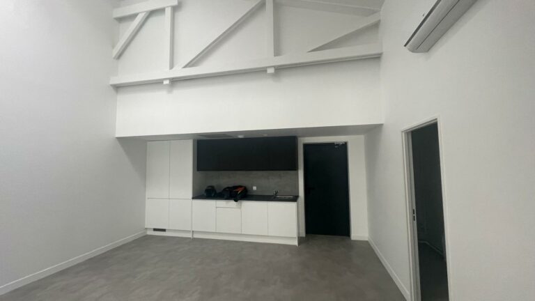 Réf : Site Hangar / Parking / Plateau / Bureaux 9301 29 IMG 20240718 WA00761