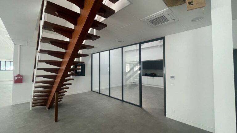 Réf : Site Hangar / Parking / Plateau / Bureaux 9301 28 IMG 20240718 WA00771