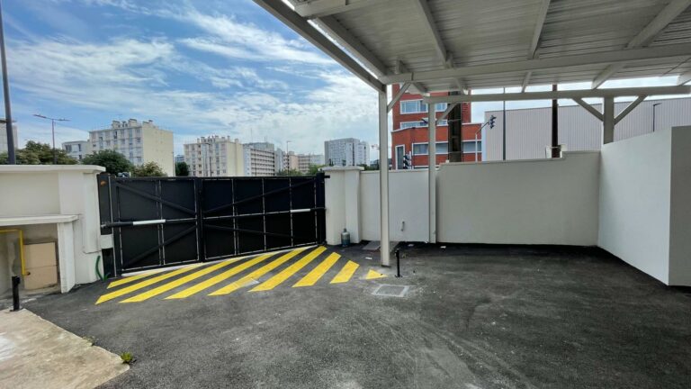 Réf : Site Hangar / Parking / Plateau / Bureaux 9301 27 IMG 20240718 WA00791