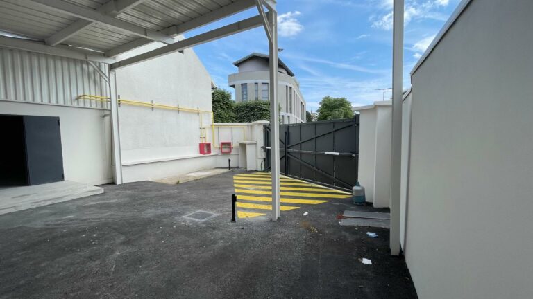 Réf : Site Hangar / Parking / Plateau / Bureaux 9301 25 IMG 20240718 WA00901