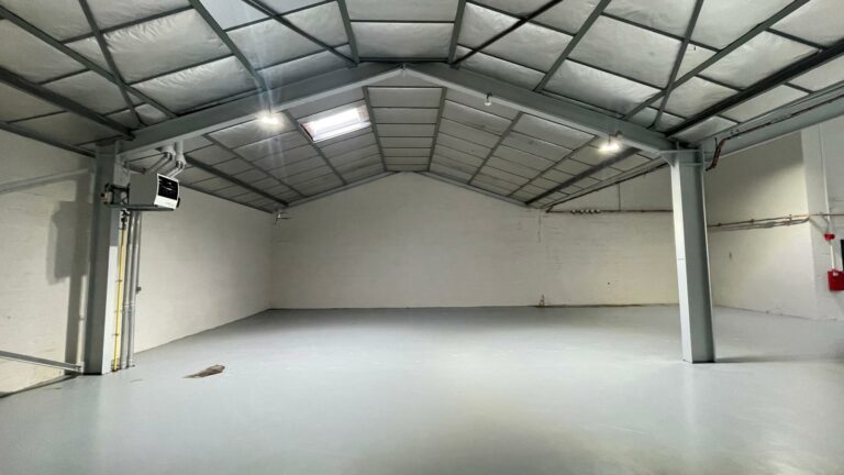 Réf : Site Hangar / Parking / Plateau / Bureaux 9301 23 IMG 20240718 WA00931