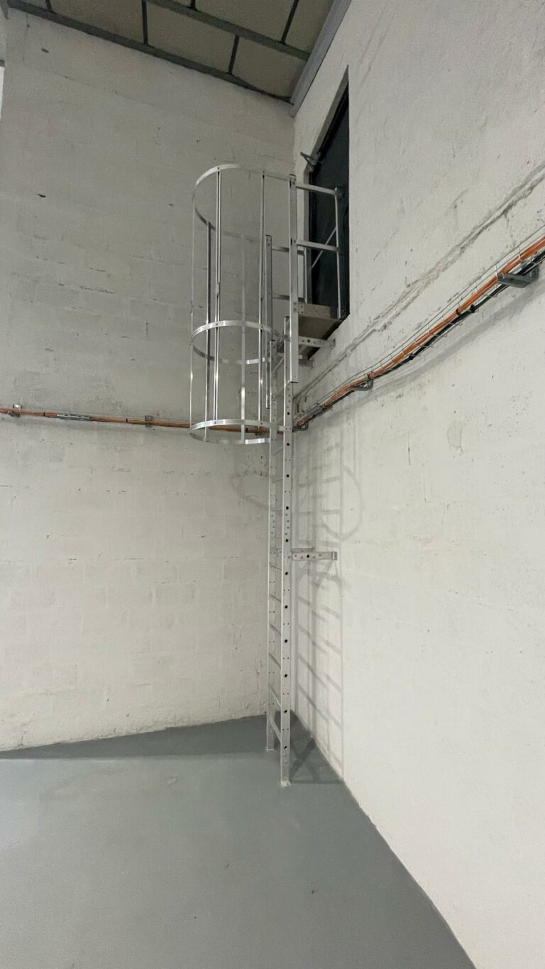 Réf : Site Hangar / Parking / Plateau / Bureaux 9301 19 IMG 20240718 WA00941