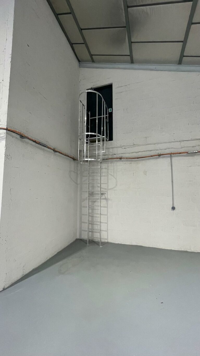 Réf : Site Hangar / Parking / Plateau / Bureaux 9301 20 IMG 20240718 WA00961