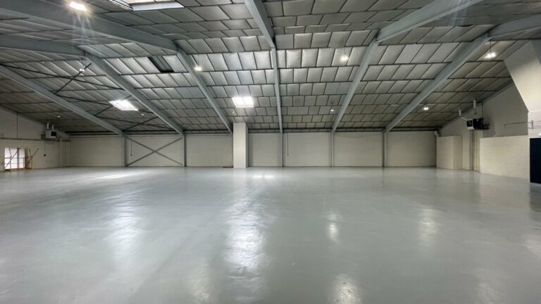 Réf : Site Hangar / Parking / Plateau / Bureaux 9301 18 IMG 20240718 WA00981