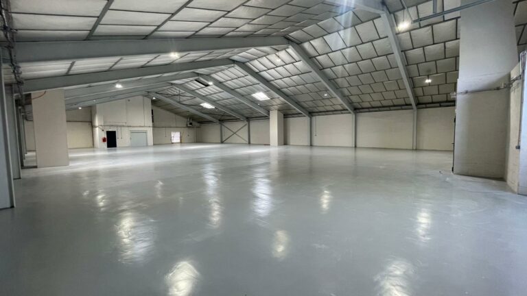 Réf : Site Hangar / Parking / Plateau / Bureaux 9301 17 IMG 20240718 WA00991