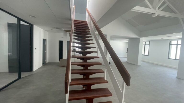 Réf : Site Hangar / Parking / Plateau / Bureaux 9301 16 IMG 20240718 WA01001