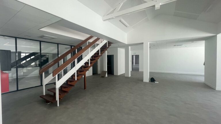 Réf : Site Hangar / Parking / Plateau / Bureaux 9301 15 IMG 20240718 WA01011