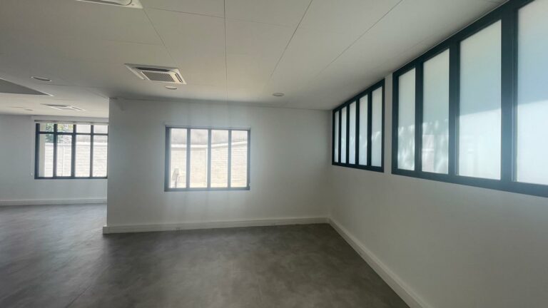 Réf : Site Hangar / Parking / Plateau / Bureaux 9301 14 IMG 20240718 WA01021