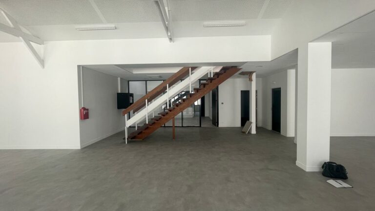 Réf : Site Hangar / Parking / Plateau / Bureaux 9301 13 IMG 20240718 WA01031