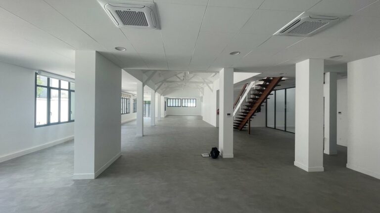 Réf : Site Hangar / Parking / Plateau / Bureaux 9301 11 IMG 20240718 WA01051